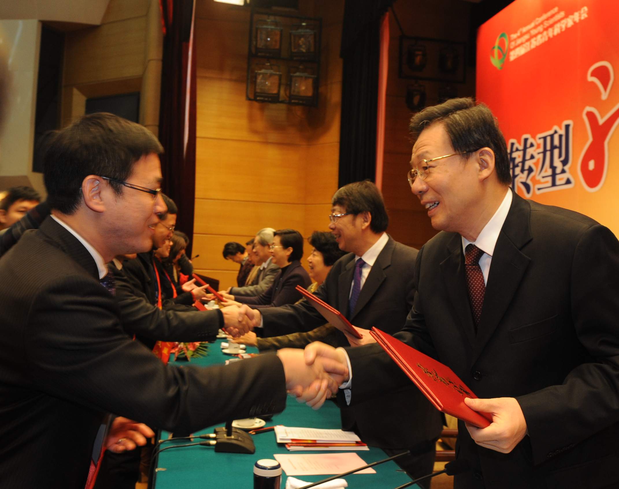 李学勇省长为吴刚颁发十大青年科技之星证书
