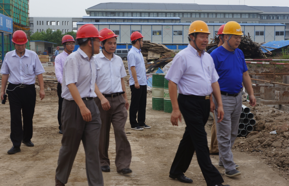 陈锦石先生参观建设中的土木教学科研楼