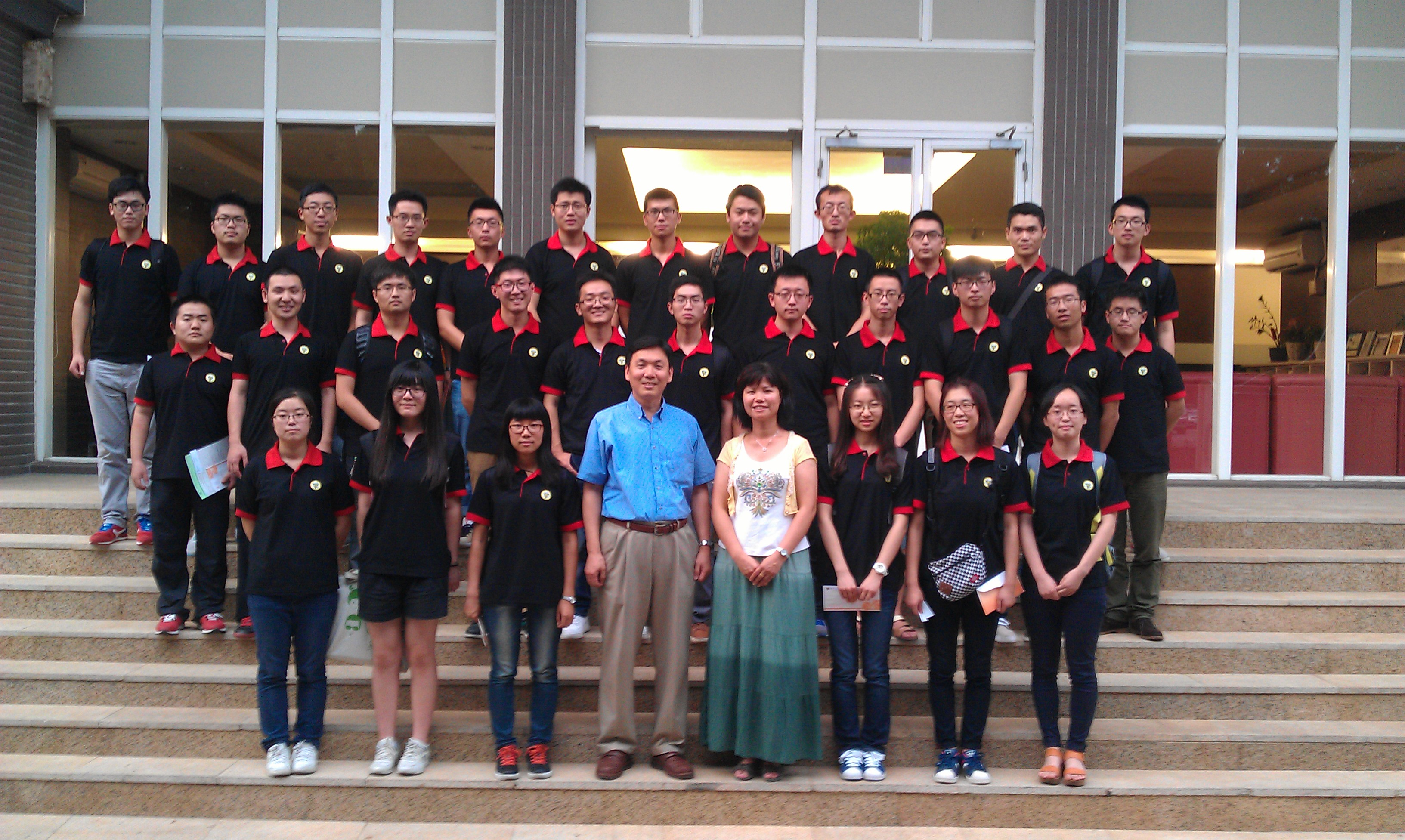 2011级丁大钧班抵中央大学与中大土木系主任合影