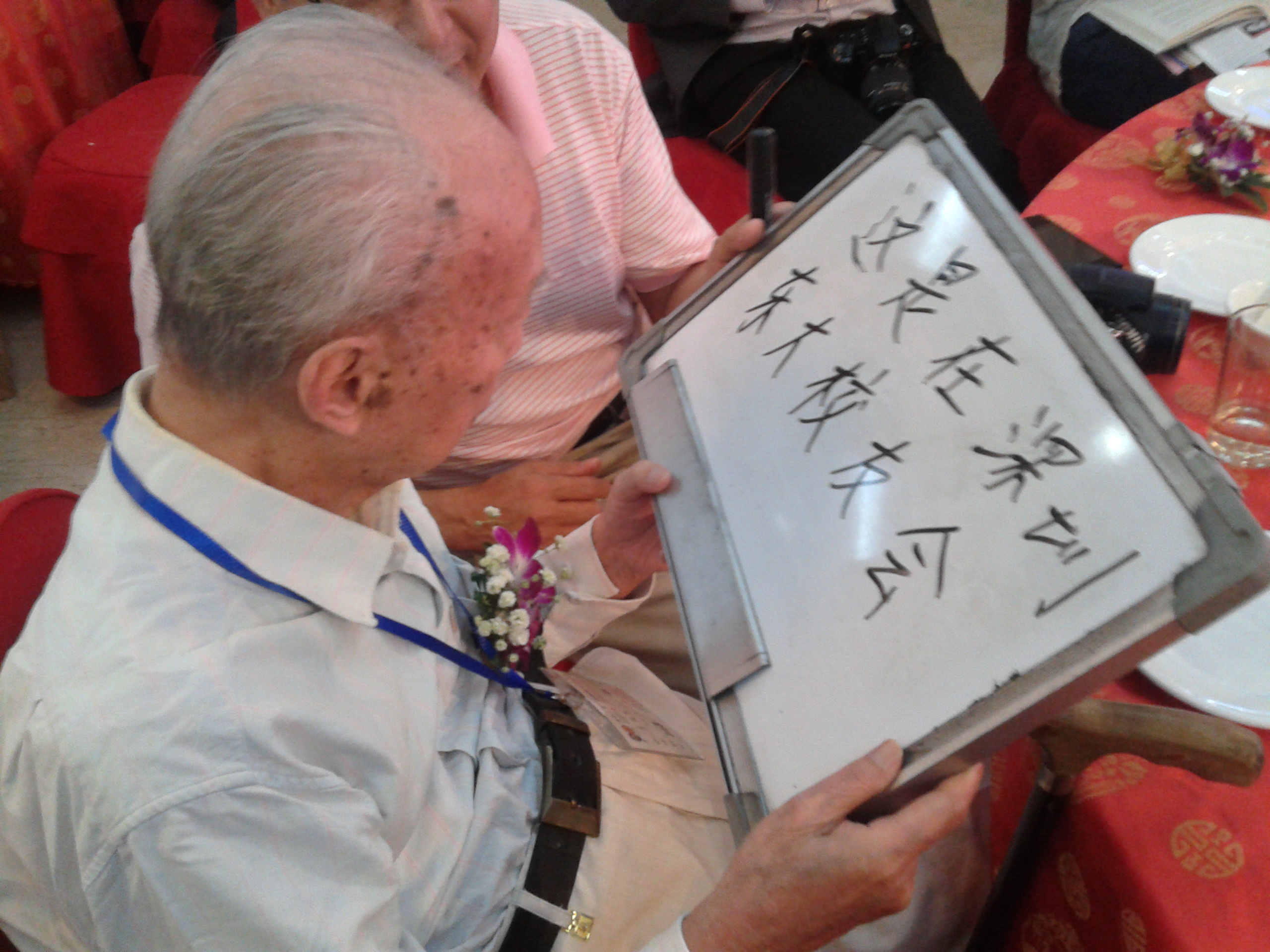 李荫余教授在参加深圳校友会年会