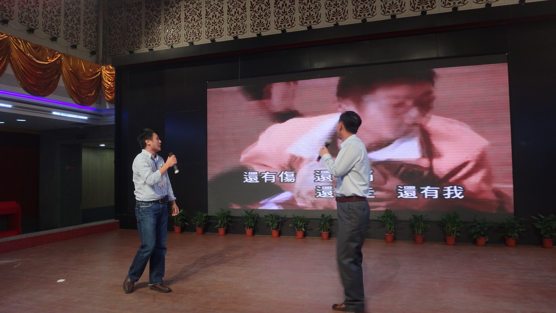 钱东郁会长和周臻老师合唱