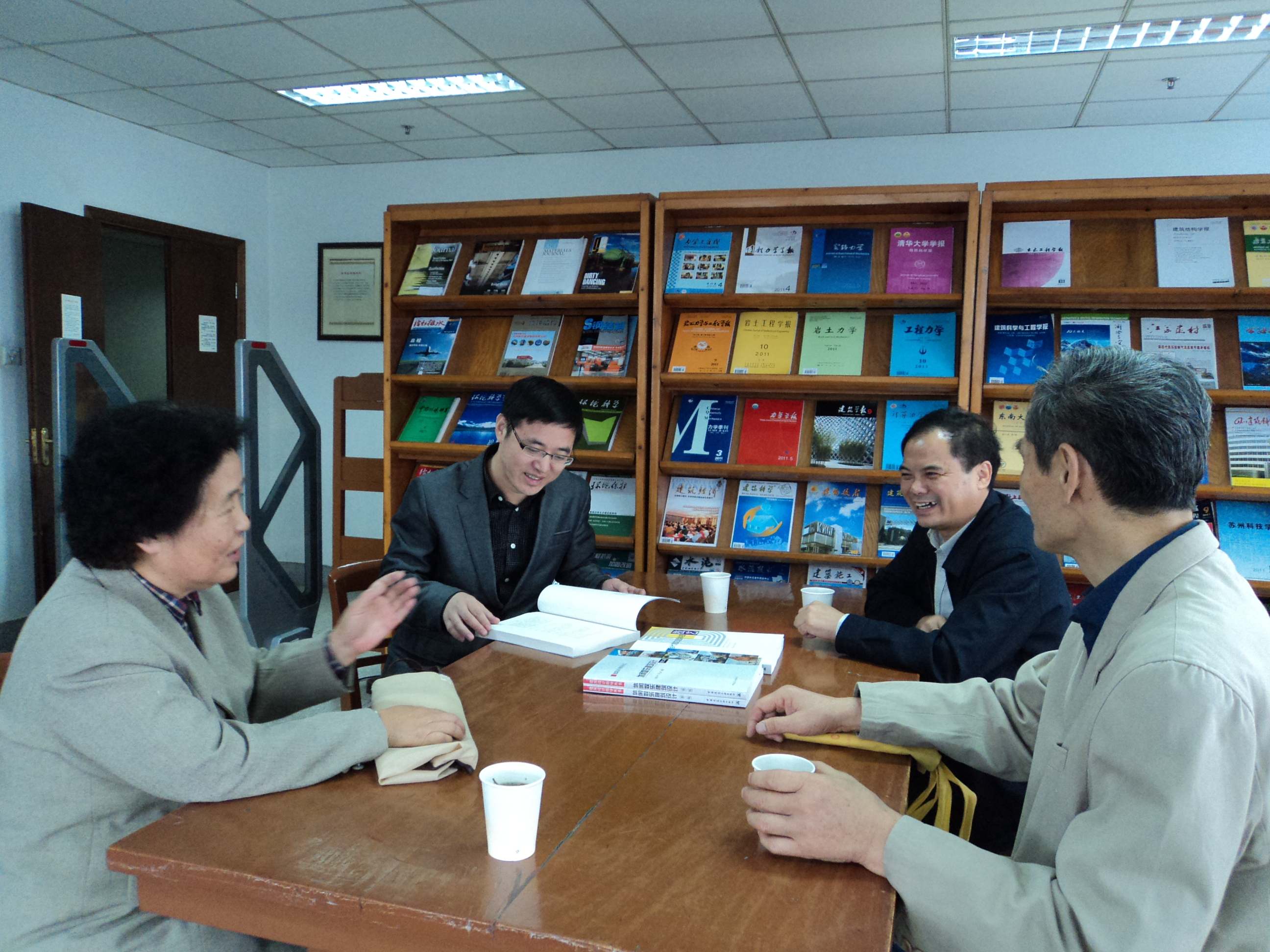胡教授赠书土木学院