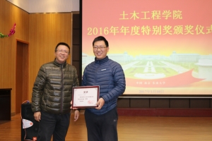 拔河比赛亚军队代表上台领奖